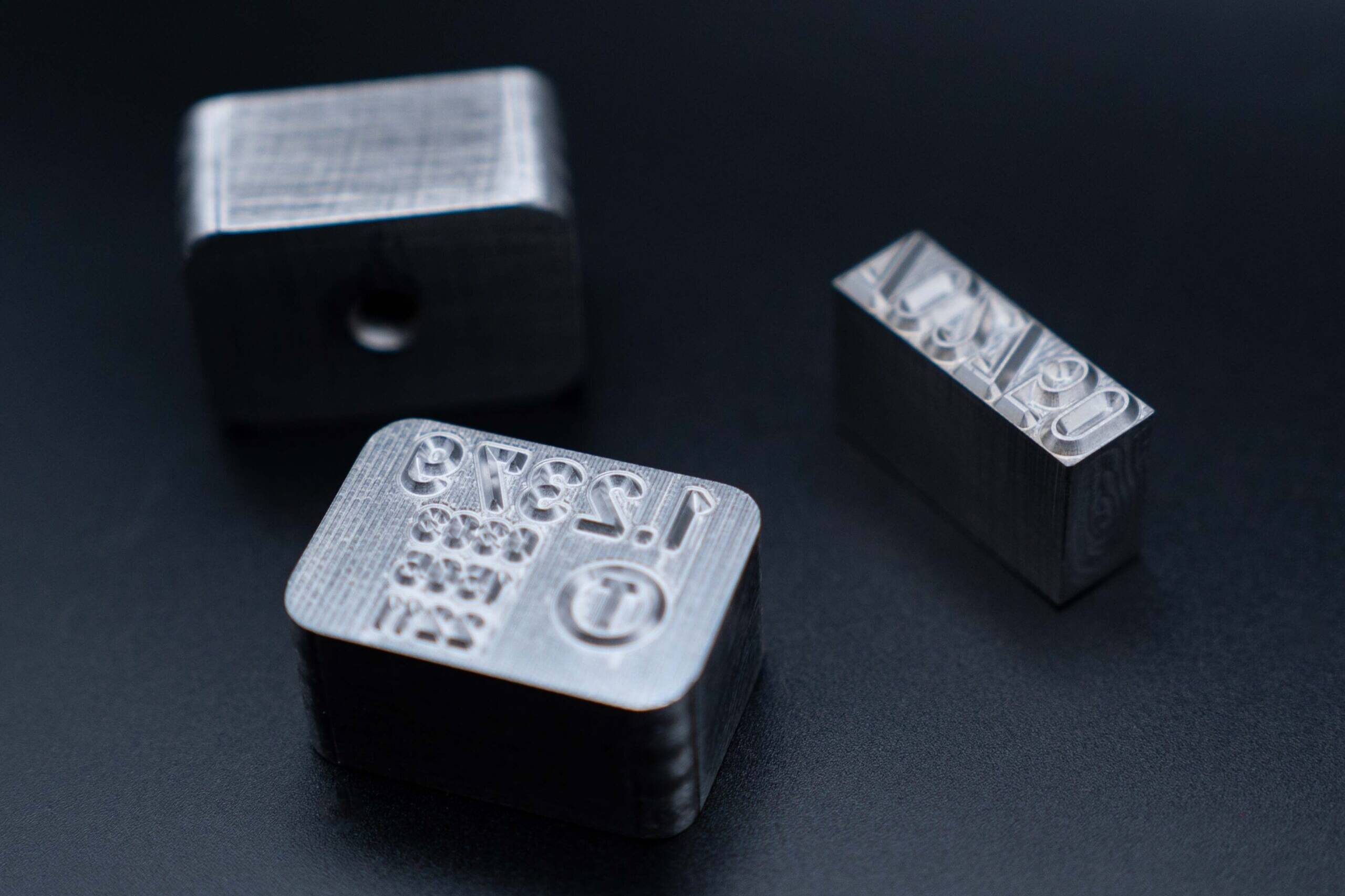 Hopbach Gravier- und Signiertechnik – Spezialist für Gravuren, Stempel, Prägewerkzeuge und individuelle Kennzeichnungstechnik aus Solingen.