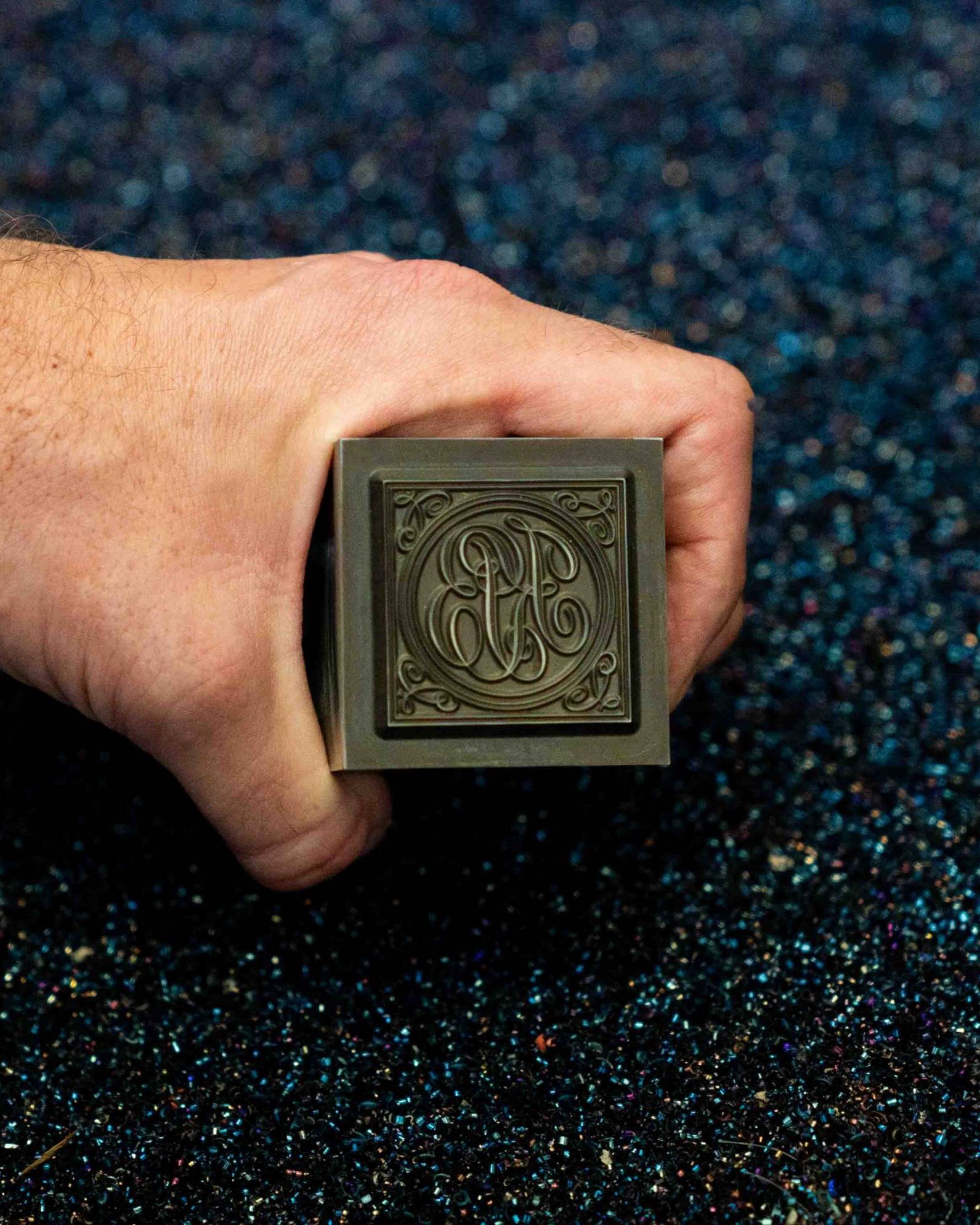 Hopbach Gravier- und Signiertechnik – Spezialist für Gravuren, Stempel, Prägewerkzeuge und individuelle Kennzeichnungstechnik aus Solingen.