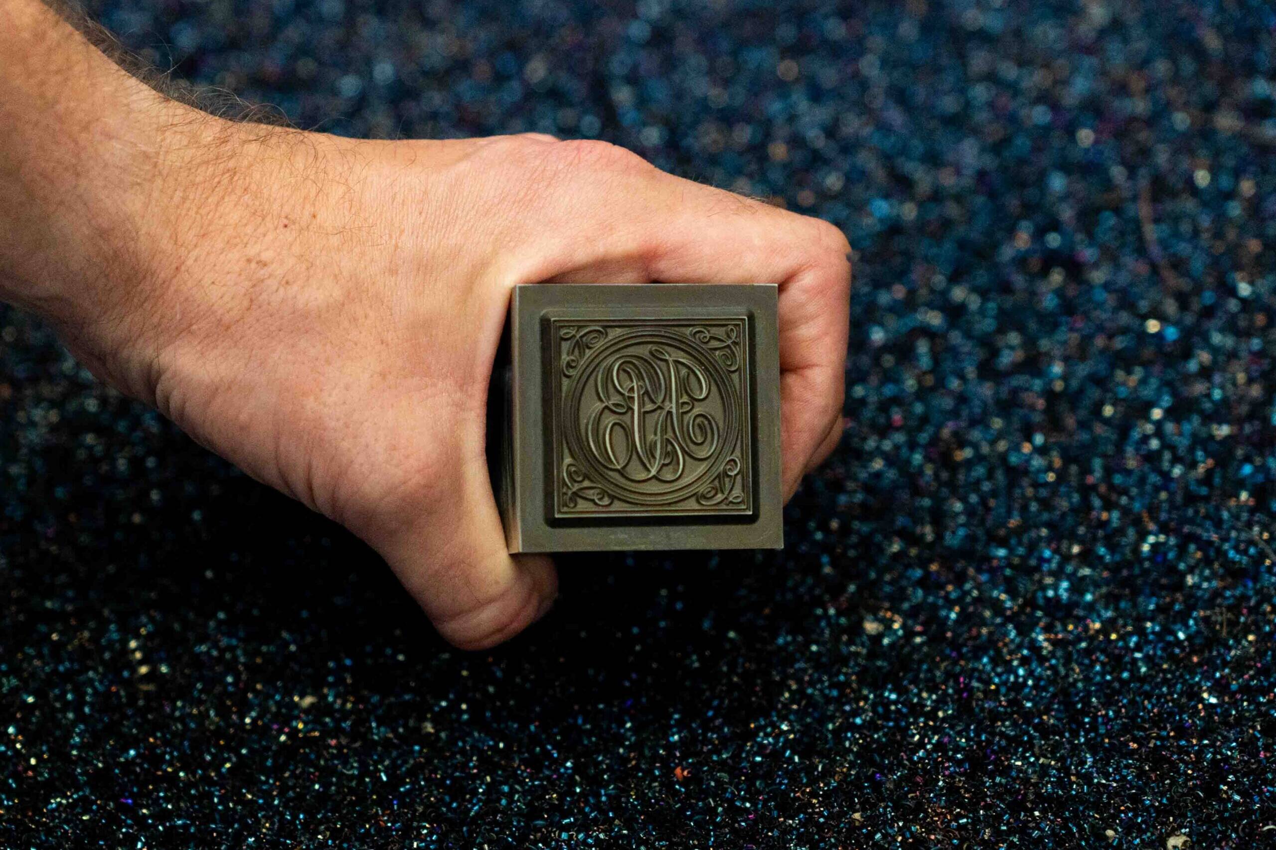 Hopbach Gravier- und Signiertechnik – Spezialist für Gravuren, Stempel, Prägewerkzeuge und individuelle Kennzeichnungstechnik aus Solingen.