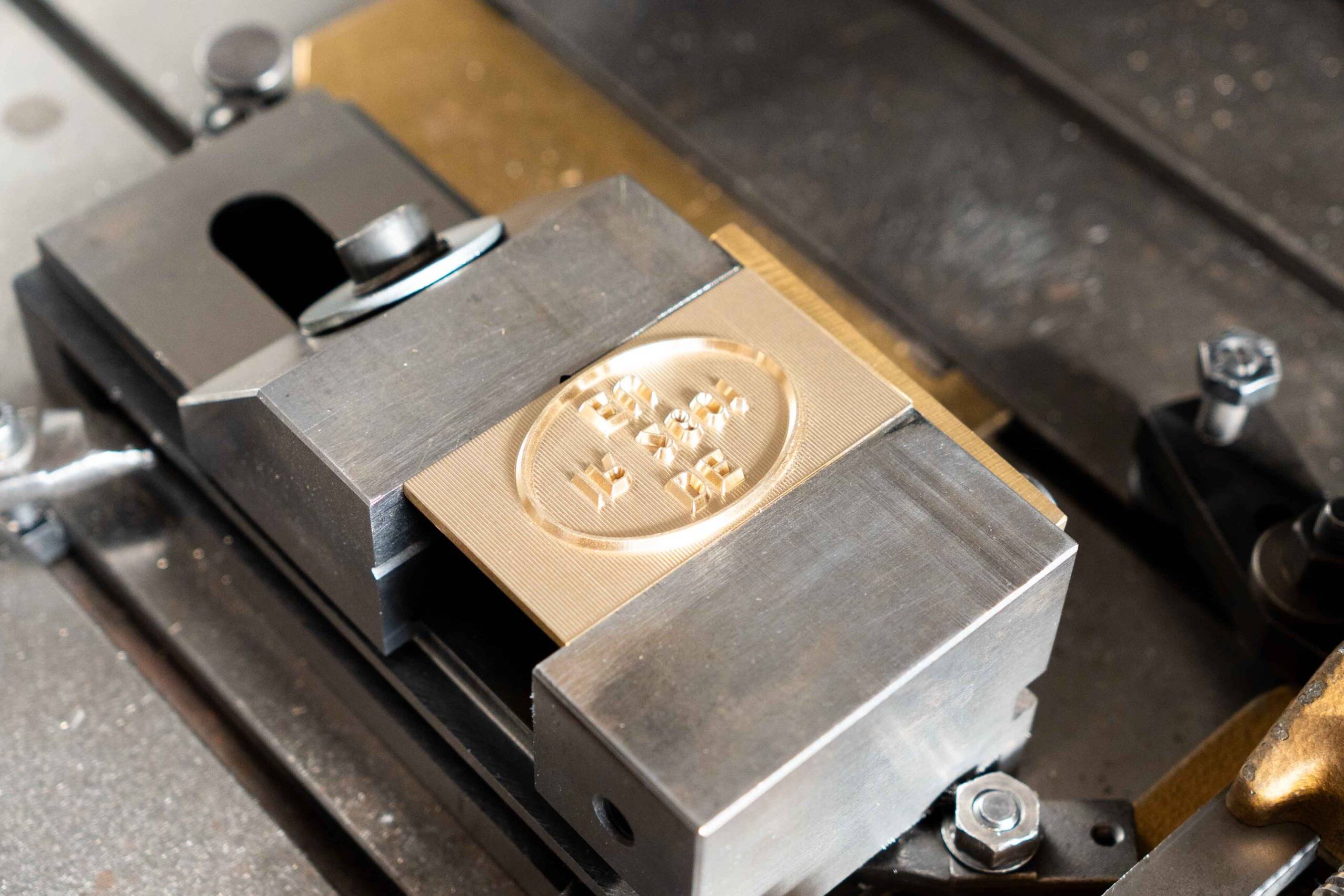 Hopbach Gravier- und Signiertechnik – Spezialist für Gravuren, Stempel, Prägewerkzeuge und individuelle Kennzeichnungstechnik aus Solingen.