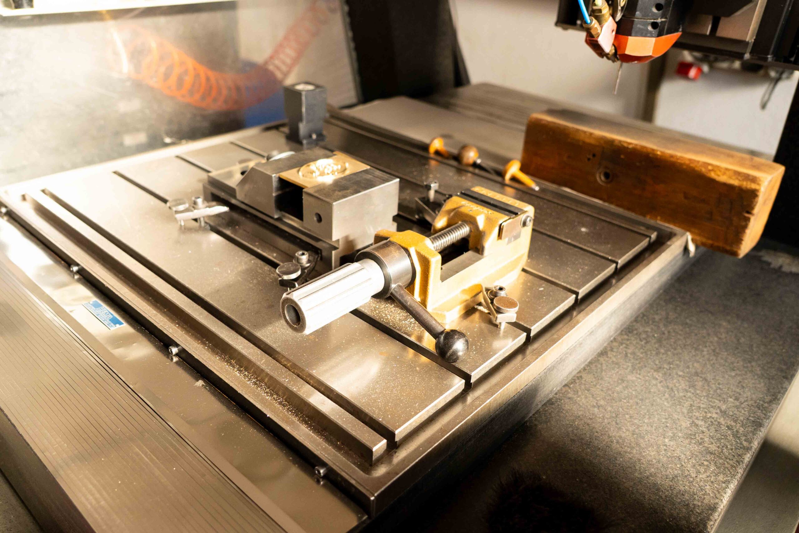 Hopbach Gravier- und Signiertechnik – Spezialist für Gravuren, Stempel, Prägewerkzeuge und individuelle Kennzeichnungstechnik aus Solingen.