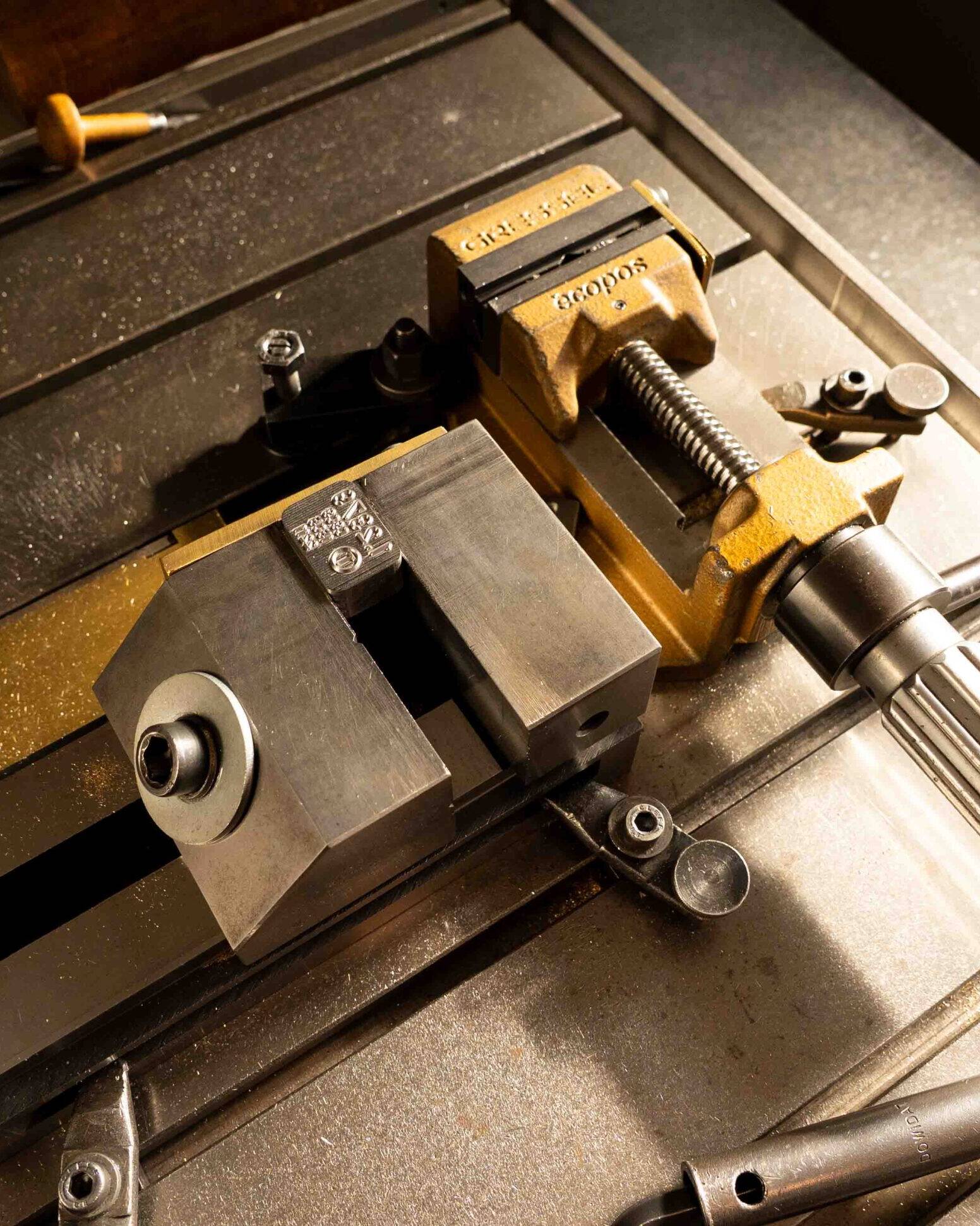 Hopbach Gravier- und Signiertechnik – Spezialist für Gravuren, Stempel, Prägewerkzeuge und individuelle Kennzeichnungstechnik aus Solingen.
