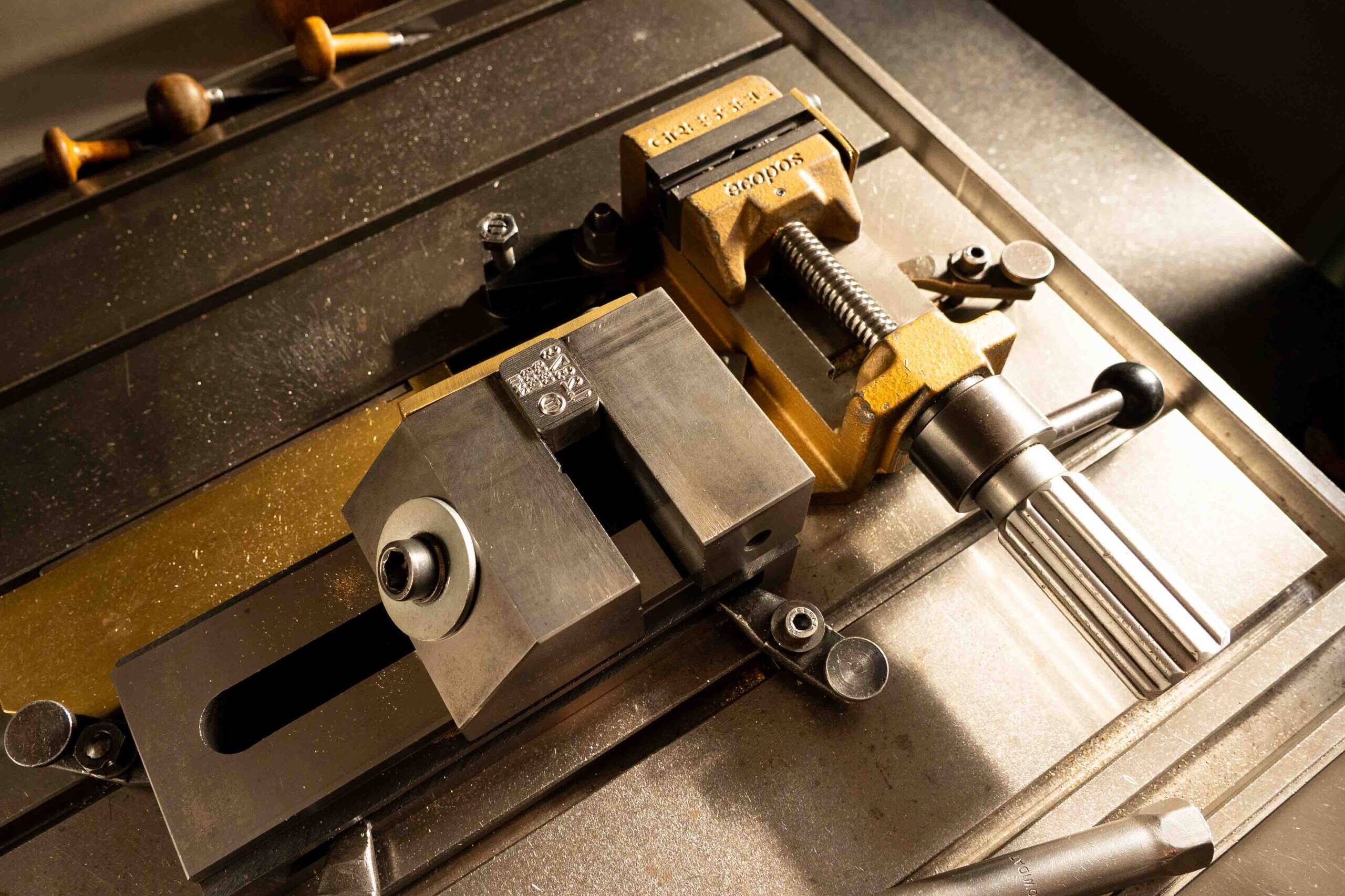 Hopbach Gravier- und Signiertechnik – Spezialist für Gravuren, Stempel, Prägewerkzeuge und individuelle Kennzeichnungstechnik aus Solingen.