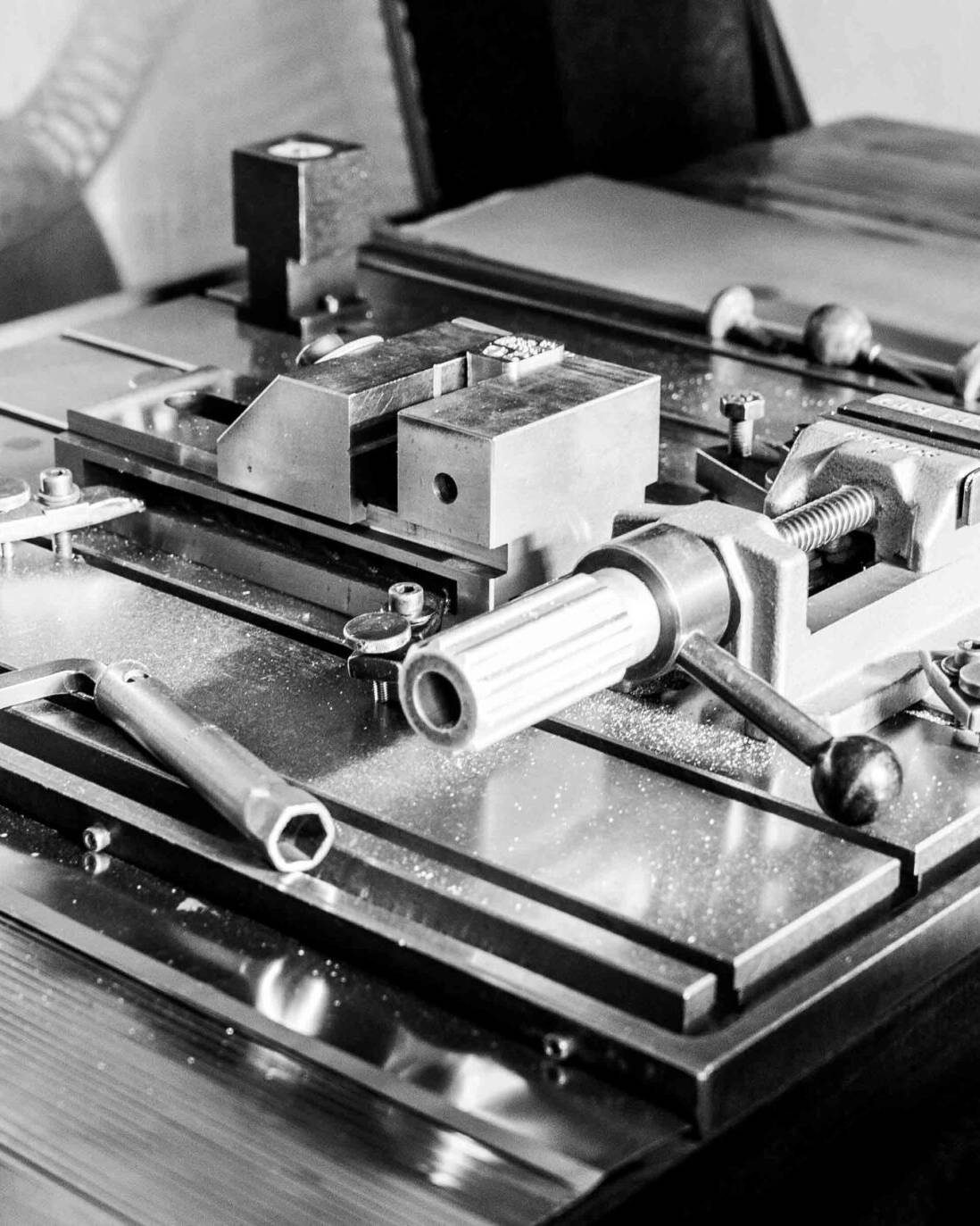 Hopbach Gravier- und Signiertechnik – Spezialist für Gravuren, Stempel, Prägewerkzeuge und individuelle Kennzeichnungstechnik aus Solingen.