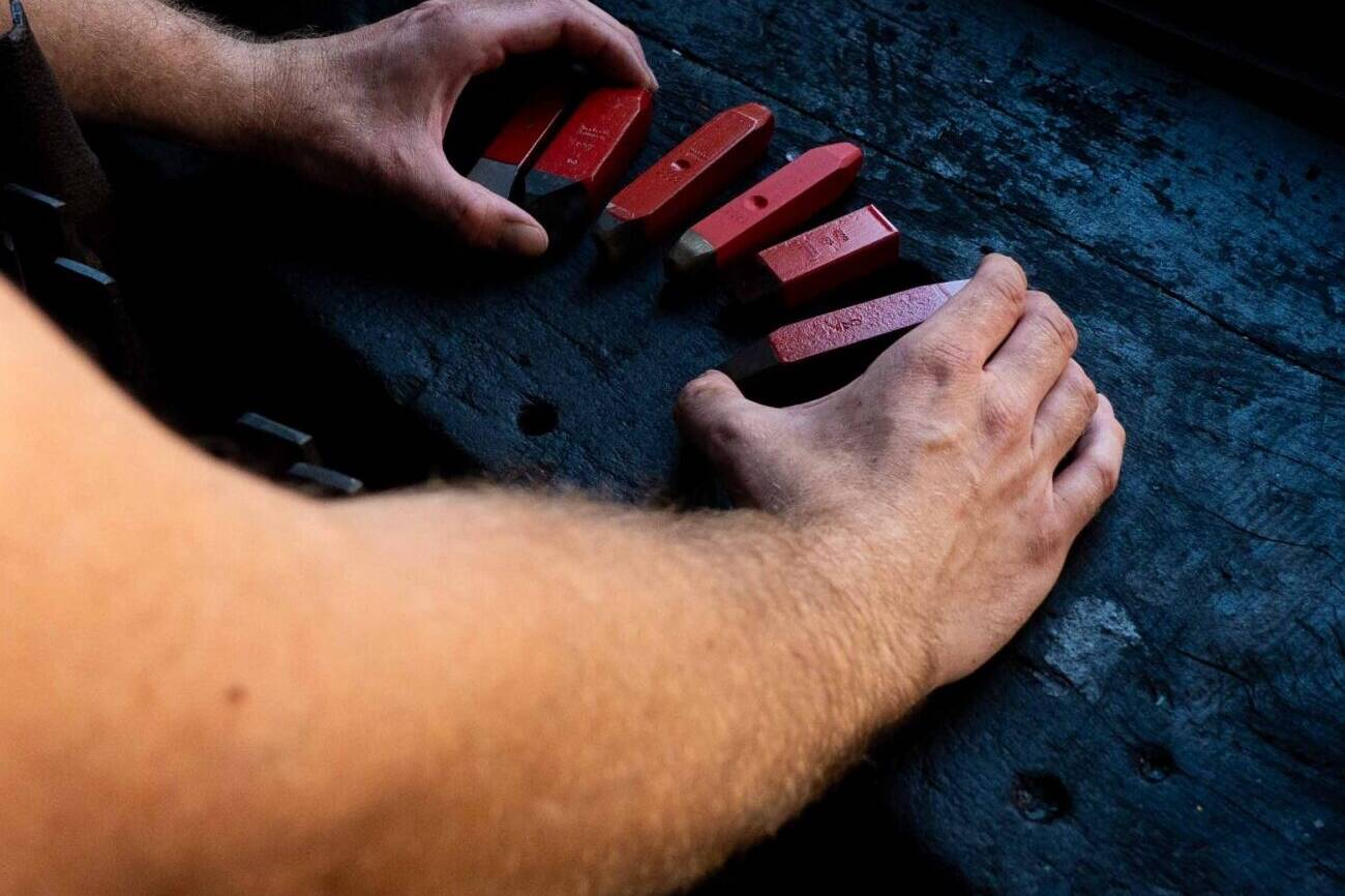 Hopbach Gravier- und Signiertechnik – Spezialist für Gravuren, Stempel, Prägewerkzeuge und individuelle Kennzeichnungstechnik aus Solingen.