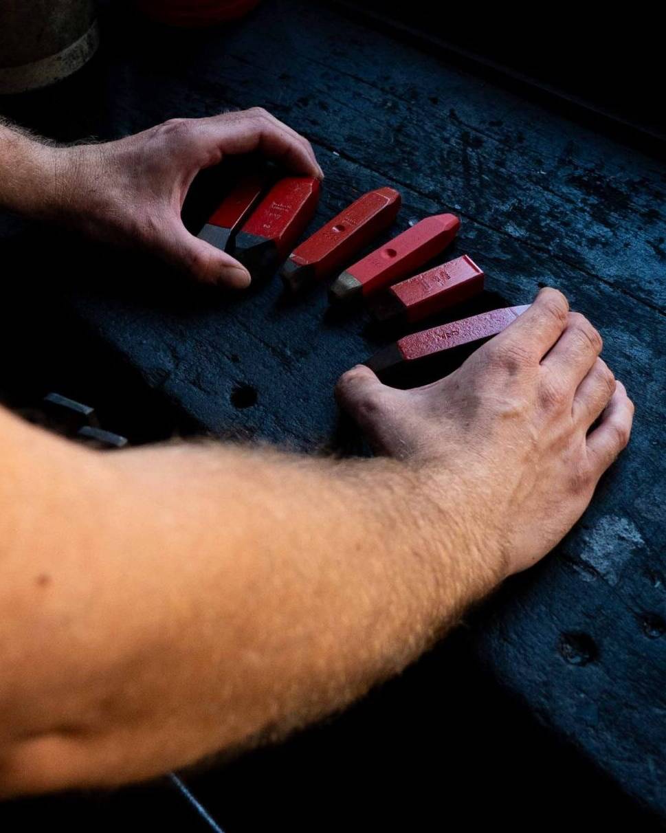 Hopbach Gravier- und Signiertechnik – Spezialist für Gravuren, Stempel, Prägewerkzeuge und individuelle Kennzeichnungstechnik aus Solingen.