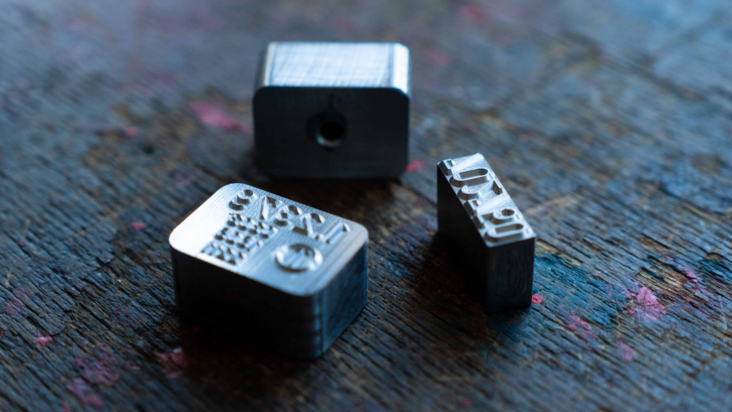 Hopbach Gravier- und Signiertechnik – Spezialist für Gravuren, Stempel, Prägewerkzeuge und individuelle Kennzeichnungstechnik aus Solingen.