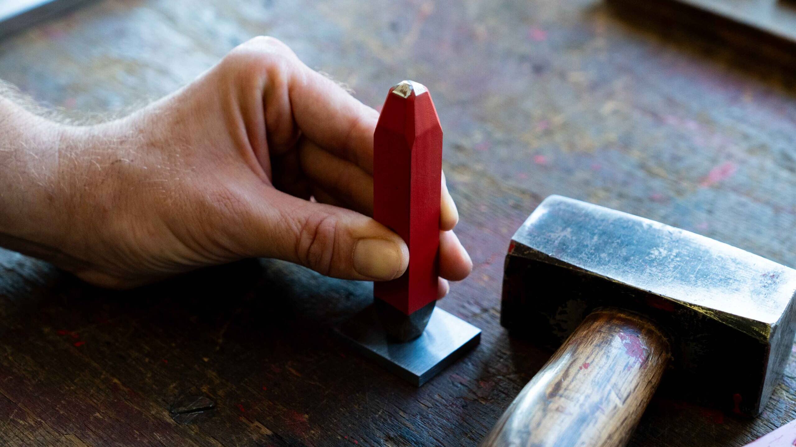 Hopbach Gravier- und Signiertechnik – Spezialist für Gravuren, Stempel, Prägewerkzeuge und individuelle Kennzeichnungstechnik aus Solingen.