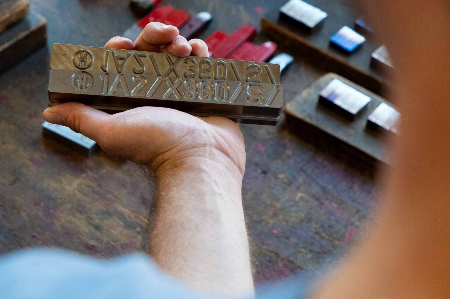 Hopbach Gravier- und Signiertechnik – Spezialist für Gravuren, Stempel, Prägewerkzeuge und individuelle Kennzeichnungstechnik aus Solingen.