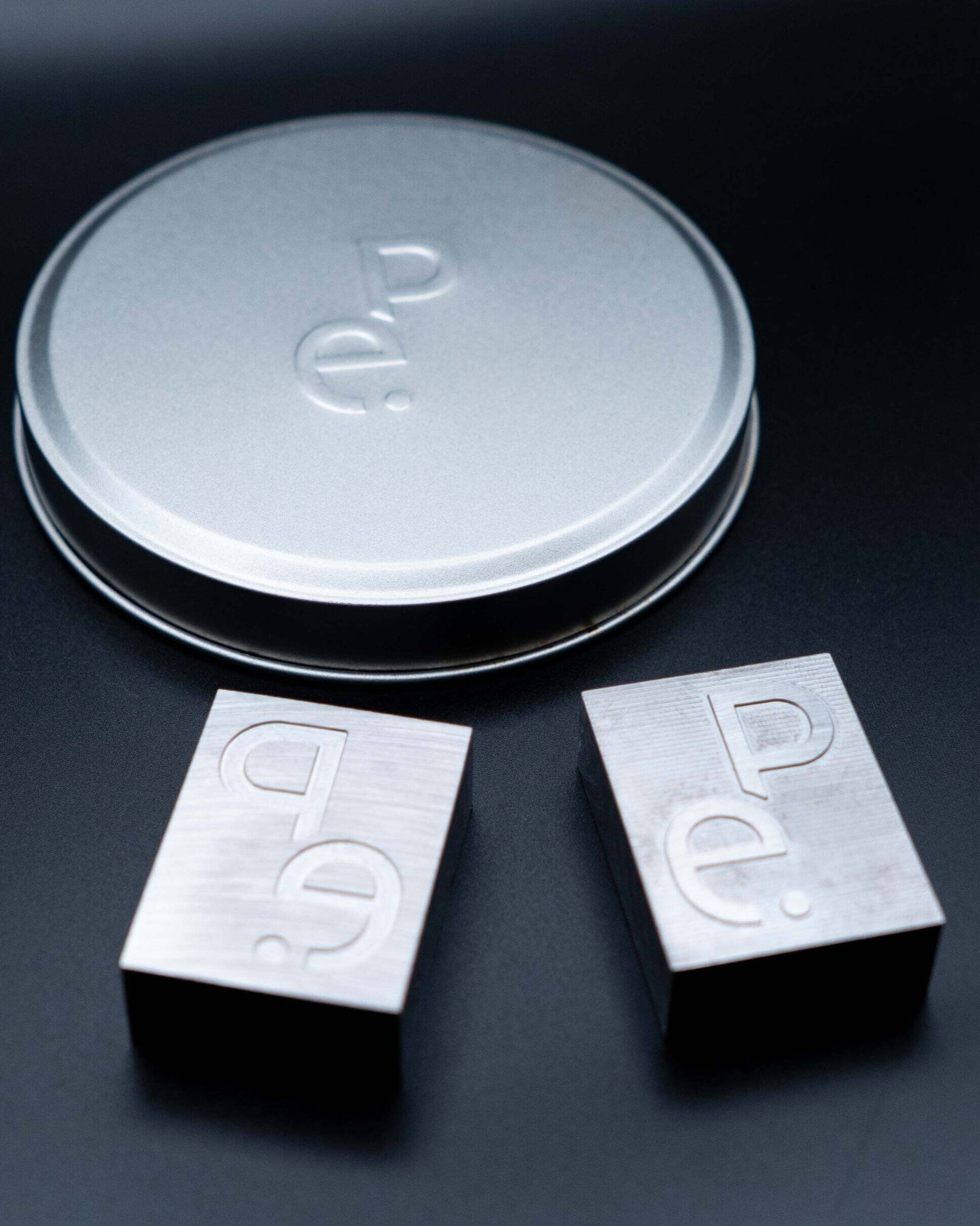 Hopbach Gravier- und Signiertechnik – Spezialist für Gravuren, Stempel, Prägewerkzeuge und individuelle Kennzeichnungstechnik aus Solingen.