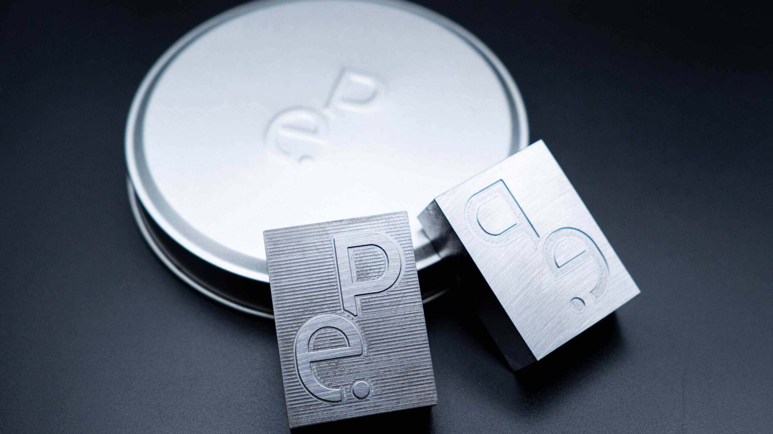 Hopbach Gravier- und Signiertechnik – Spezialist für Gravuren, Stempel, Prägewerkzeuge und individuelle Kennzeichnungstechnik aus Solingen.