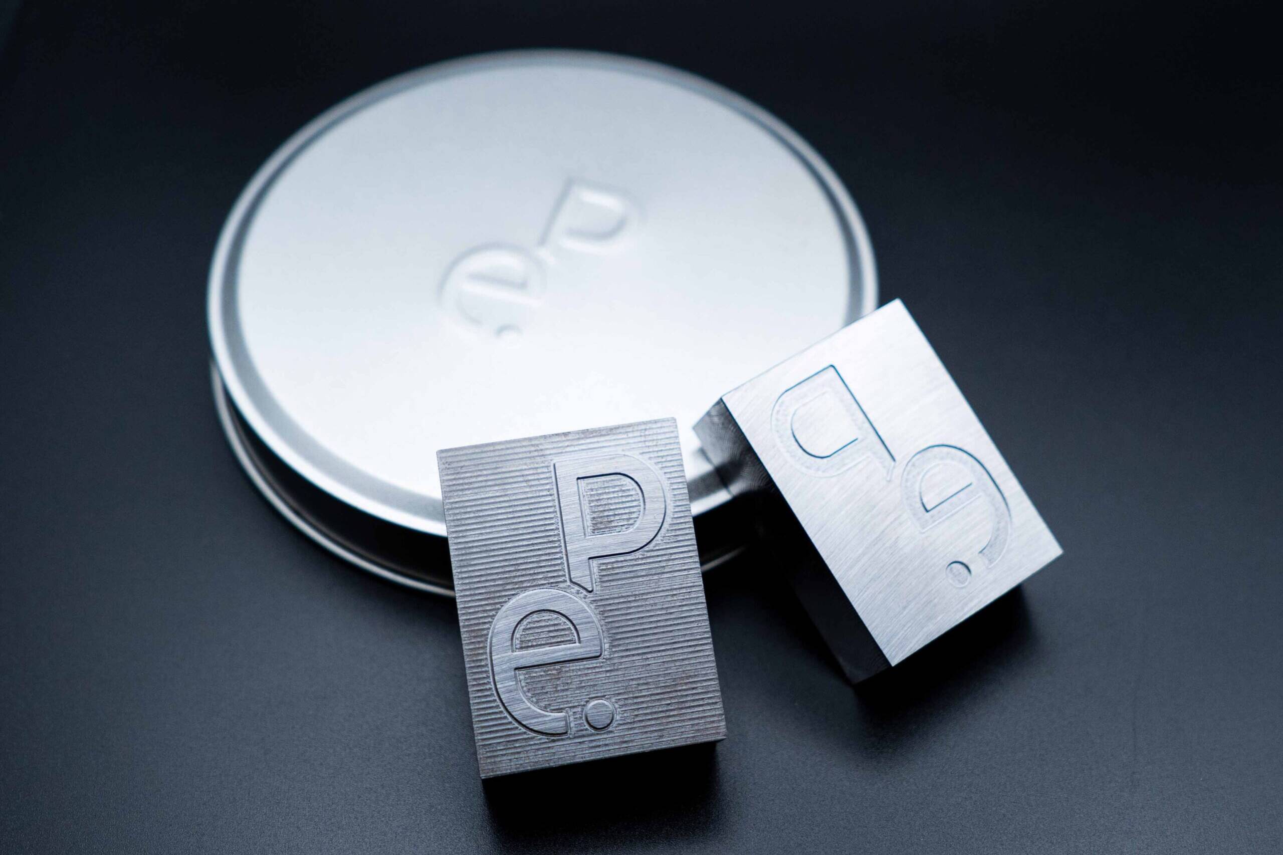 Hopbach Gravier- und Signiertechnik – Spezialist für Gravuren, Stempel, Prägewerkzeuge und individuelle Kennzeichnungstechnik aus Solingen.